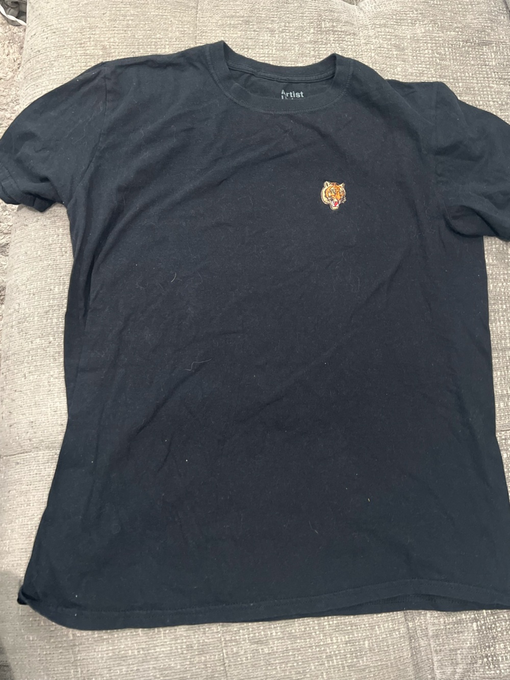 Black Men's Short-Sleeve Crewneck Shirt with Embroidered Tiger Patch